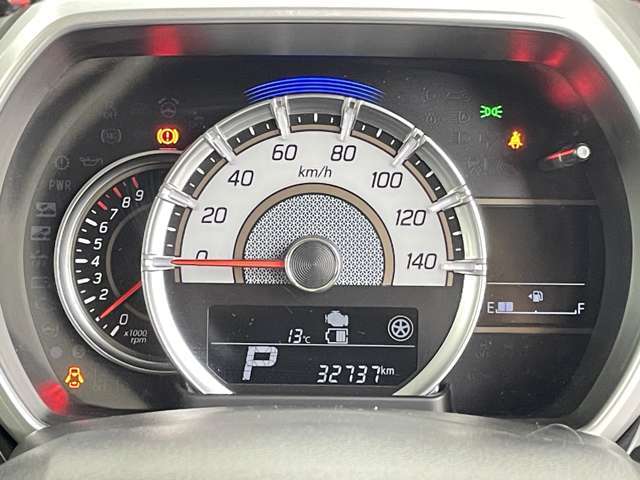 【スピードメーター】メーターには速度だけではなく、ガソリン量や水温、積算距離などの情報が確認できます。搭載機能のon offの情報も確認ができます。