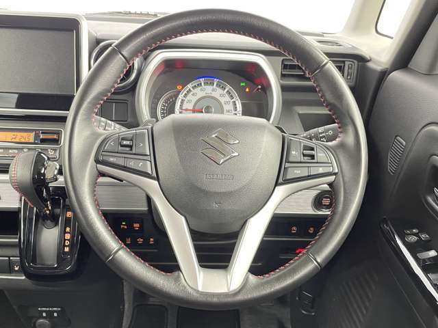 【ステアリング】各メーカー握りやすさや操作性にこだわっています。手に触れる部分なので、使用感が気になる方は交換や室内除菌などのオプションをお申し付けください。