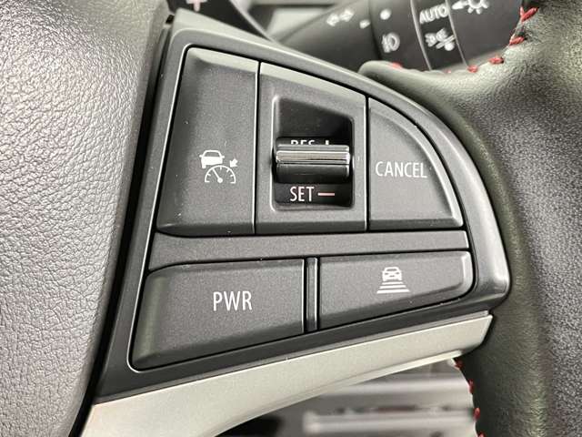 【ステアリングスイッチ】カーナビ操作、メーターメニュー切替え、クルーズコントロールなどハンドルから手を離すことなく様々な機能を操作することが可能です。