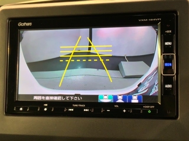 リバースギアに入れるだけで後方の表示へ切り替わります。夜間や雨の日の駐車も楽になりますよ。