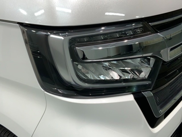 LEDヘッドライトは、点灯の瞬間から最大光量を発揮し、突然暗くなるトンネルなどでの安定感を高めます。