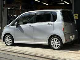 ドアバイザーとプライバシーガラス。ご来店の際は事前に電話予約ください。