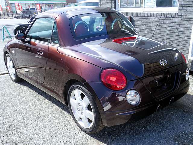 純正アルミホイールが足元を引き締めています！かっこいいですよ♪