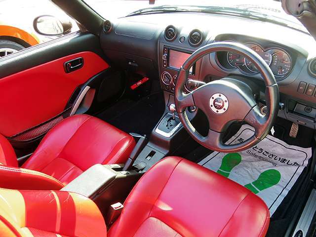 視界が広く運転しやすいように設計された運転席周り。運転が苦手なお客様でもこれなら安心ですね。