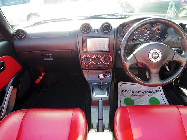 全体的に上品な内装。視認性の良いメーターパネルも良いですね。