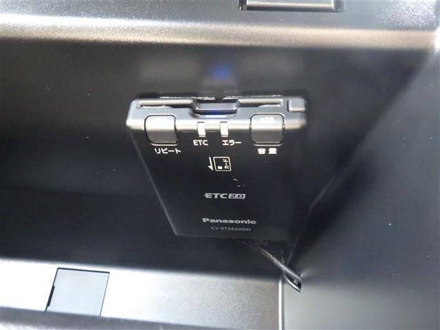 【ETC】有料道路を利用する際に料金所で停止することなく通過できる、ETC車載器（ノンストップ自動料金収受システム機器）が装備されています。セットアップを行うことで利用可能になります。