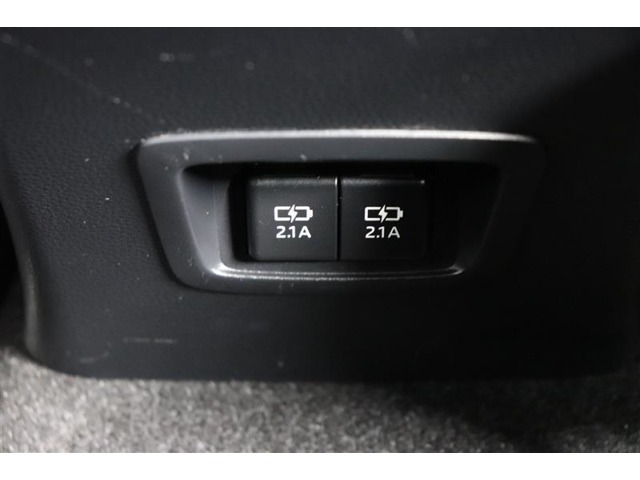 後部席へ乗車して携帯電話などを充電する時に前から配線を伸ばすとごちゃごちゃして邪魔になりがちですよね。そんな煩わしさを解消する後席側USBポート☆