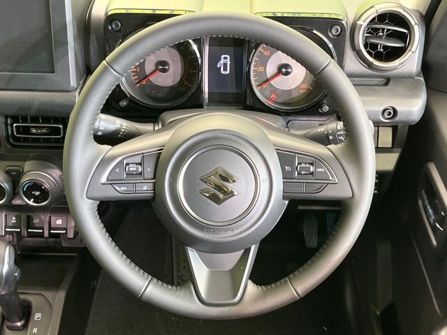 【純正革巻きステアリング】上質な革を使用することで、手にしっかり馴染みとても運転しやすいハンドルです♪