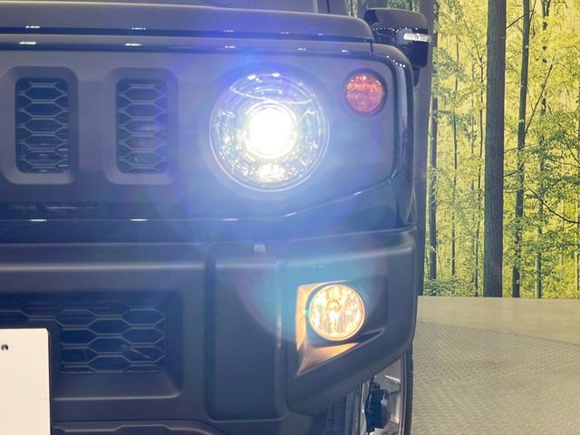 【LEDヘッドライト】悪天候や夜間走行時も良好な視界を確保し安心して運転できる高輝度LEDヘッドライトを装備！点灯速度が早く、消費電力も抑えられています。