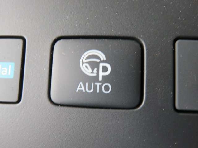 【パーキングアシスト】駐車時にハンドル操作をシステムが自動で行うので、運転手はアクセルとブレーキの操作と、周囲の安全確認に専念することができます。