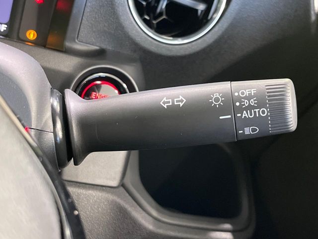 【アダプティブハイビーム】遠くまで明るく照らすハイビームを先行車や対向車に照射しない様、自動で調整！毎回手動で切り替える必要がなく、夜間走行時のストレスも軽減。安全性向上にも寄与します。