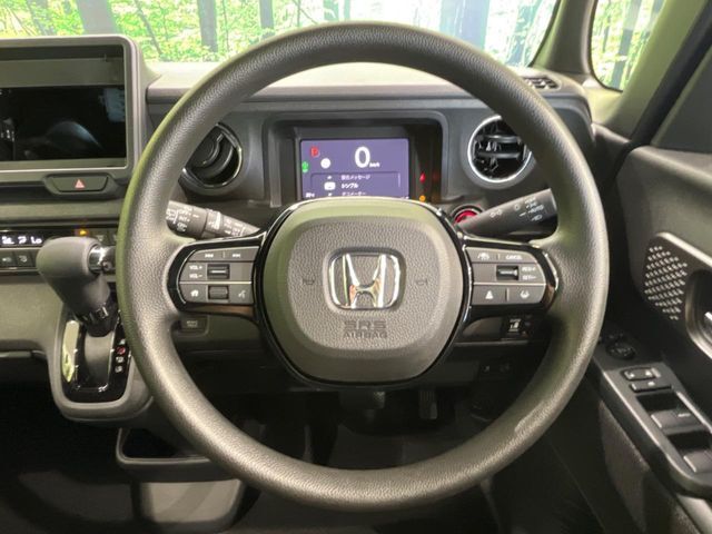 インテリアに合わせたデザインのステアリングは、運転される方のことも考え、運転しやすい形状、大きさです。是非一度、実際に触ってお確かめください。
