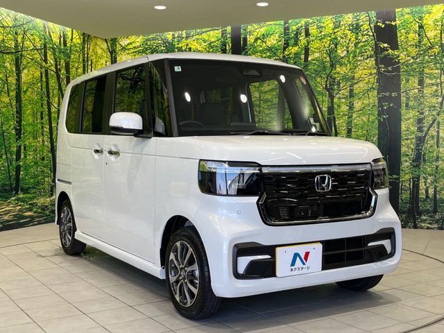 大好評のボディコーティング「弾スプラッシュコート」もご納車までに施工可能。通常のガラスコートと異なる、耐久年数6年の無機質ガラスコーティングが、ボディをキレイな状態に保ってくれます。