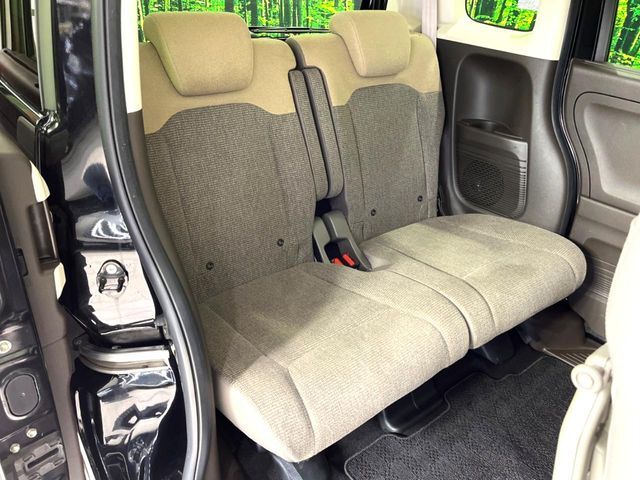 後部座席も気になるようなキズ・汚れやへたり等、大きなダメージはなく、良好な状態です。