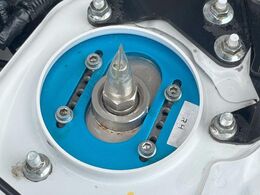 【クスコ製車高調】車高が低くなり、スタイリッシュな見た目となっております。車両の重心が下がる事で、走行時の安定性も向上します♪