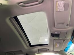 【サンルーフ】開放感たっぷりの希少装備、サンルーフが装着されています！車内に明かりを取り入れたり景色を楽しむ以外にも、車内の空気も簡単に換気できて快適です！