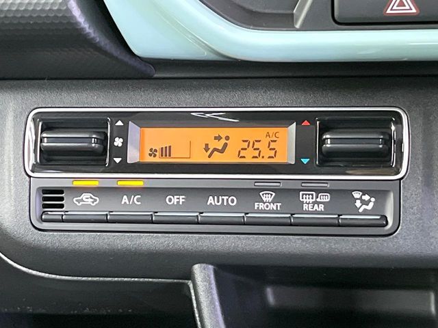 【オートエアコン】一度お好みの温度に設定すれば、車内の温度を検知し風量や温度を自動で調整。暑い…寒い…と何度もスイッチ操作をする必要はありません。快適な車内空間には必須の機能ですね♪