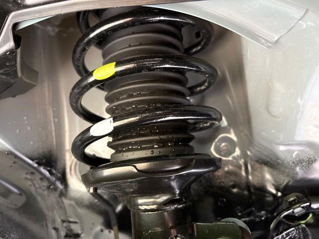お車を安心してお乗りいただく為には、足回りの定期点検が欠かせません。サービスサポート（有償保証）では無料点検もご提供しており、安心のカーライフをお過ごしいただけるサポート体制が整っています。