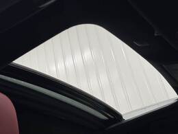 開放感のある人気アイテムの【サンルーフ】搭載。