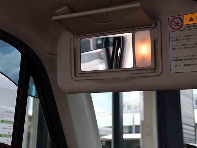 運転席、助手席共に照明付きのバニティーミラーが付いています。