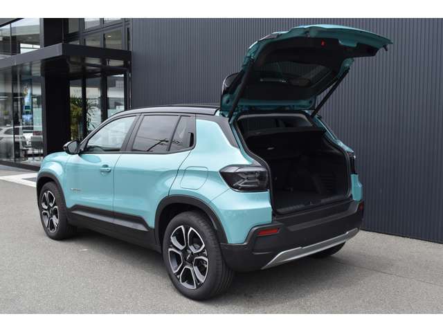 ショールームでは、認定中古車に加え、最新のニューモデルも各種取り揃えております。見学や試乗はもちろん、専門スタッフによるアドバイスなど、様々なサービスを通して、「ジープのある生活」をご体感いただけます
