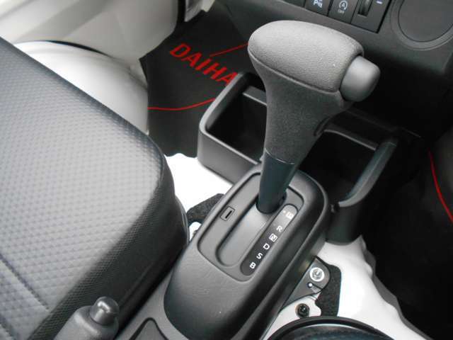 操作のしやすいシフトノブ。ハンドルに近い位置で運転席からも見やすく操作しやすいインパネシフトや従来ならではのフロアシフト。いずれもパッと見ただけで、どのギアに入っているのかが判断しやすい所もイイですね