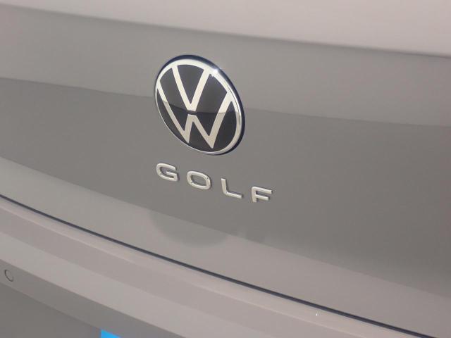 リアカメラがVWエンブレムに内蔵されています。ギアをリバースに入れると車両後方の映像が映しだされます。