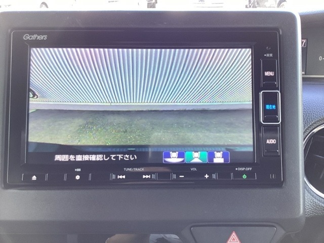ギヤをR（バック）に入れるとナビの画面に後ろの映像が映るリアカメラ付です。後退時、コンディションが悪い視界でもカラーバックモニターがドライバーをサポートします。