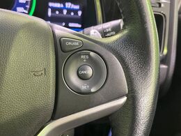 【クルーズコントロール】高速道路もラクラク走行。アクセルを離しても一定速度で走行ができ、長距離運転時の負担を軽減！加速・減速も簡単なスイッチ操作で調整できます。