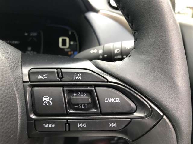 高速道路での長距離走行が楽になります。自動で速度を保つクルーズコントロールが、衝突軽減システムと連動し、前方の車両を検知して車間距離を保つように速度調整をしてくれます。