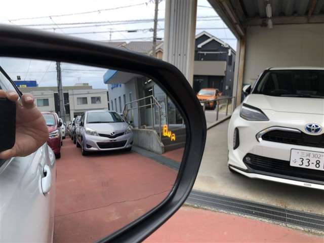 隣車線を走る車両をレーダーで検知し、ドアミラーでは確認しにくい後側方エリアに存在する車両に加え、急接近してくる車両も検知します。車両を検知するとドアミラーに搭載されたLEDインジケーターが点灯します。