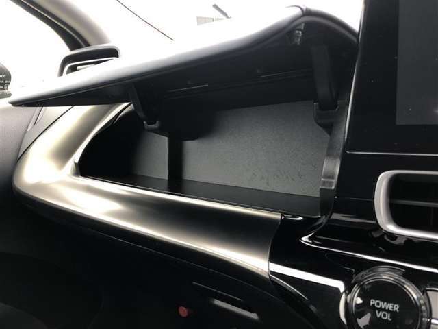 充実の小物入れを完備。ついつい貯めがちな小物をスッキリ収納できますね。