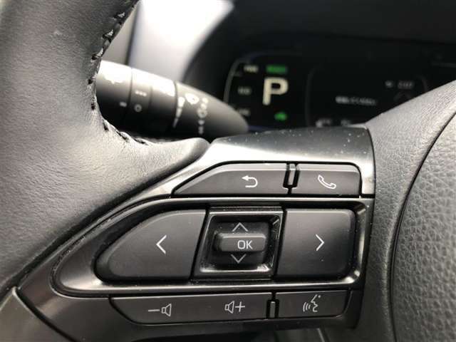 【ステアリングスイッチ】左です。ハンドルから手を離さず、運転に集中したまま手元でオーディオ操作等ができます。