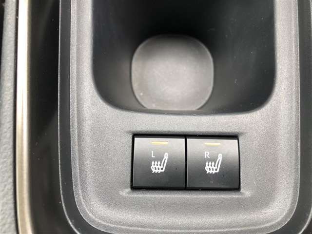 【シートヒーター】装備。運転席と助手席の座面と背もたれを素早く温めるシートヒーターを搭載。身体を直接温めることができます。