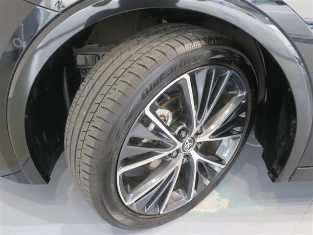 トヨタ純正アルミホイール。タイヤサイズは195/50R19です。
