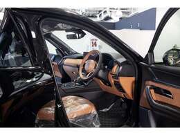 使いやすさと快適性を兼ね備えた運転席。上質な空間を提供します♪