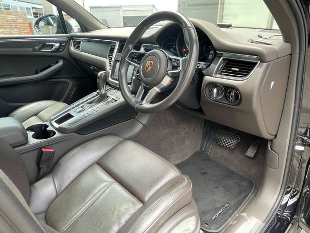 ご遠方の場合でも、下取り車両の金額を概算でお出しすることは可能でございます。車検証をお手元に、走行距離をご確認の上お問い合わせくださいませ。