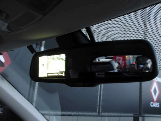 全方位カメラで車体の前後左右の見えにくいところまでモニターに映し出し、駐車場の枠線や死角になっている障害物も確認できるので、駐車はもちろん発進の際にも安心できる機能です！