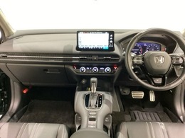 車内は光触媒抗菌消臭施工済です。スタイリッシュなデザインでスポーティなインパネ周りを演出します。グローブボックスやカップホルダーのほかにトレーなどたくさんの収納スペースが付いています。