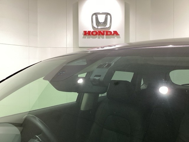 Honda SENSING装着車です。衝突を予測してブレーキをかけたり、前のクルマにちょうどいい距離で走行できる多彩な安心・快適機能を搭載した先進の安全運転支援システムがドライバーをサポートします。