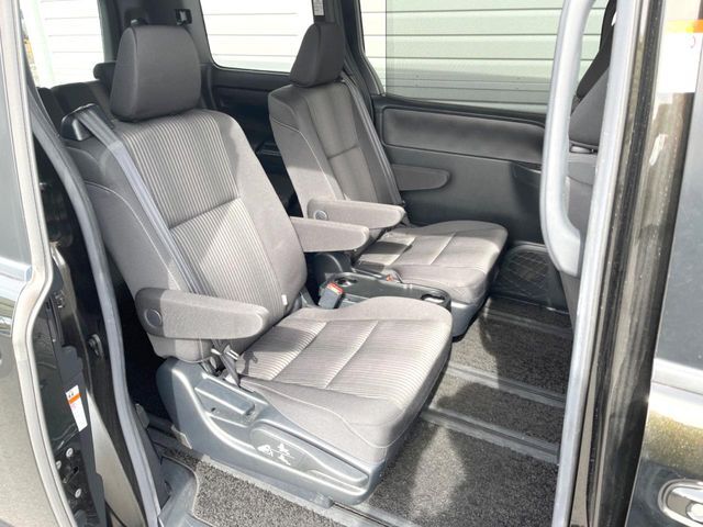 後部座席も気になるようなキズ・汚れやへたり等、大きなダメージはなく、良好な状態です。