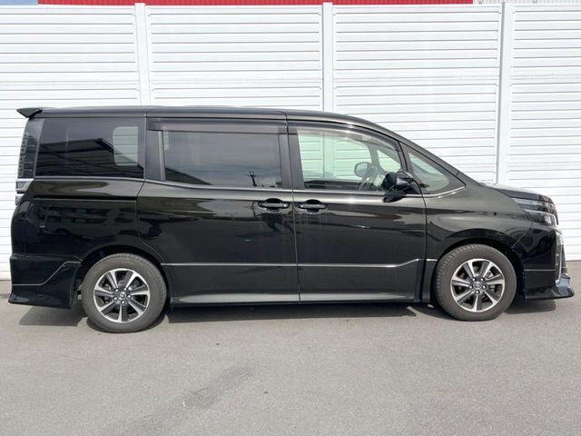 高透明度のガラス皮膜で撥水はもちろん、上質なツヤ・光沢を実現。紫外線や酸性雨から大切な愛車を保護し、色あせ・劣化を防止。「弾スプラッシュコート」、「弾プリミッサコート」からお選びいただけます。