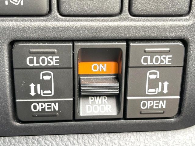 【両側パワースライドドア】スマートキーや運転席のスイッチで後席両側スライドドアの開閉が可能♪電動だから力を入れてドアを開ける必要が無く、小さなお子様でも簡単に開け閉めでき快適です♪