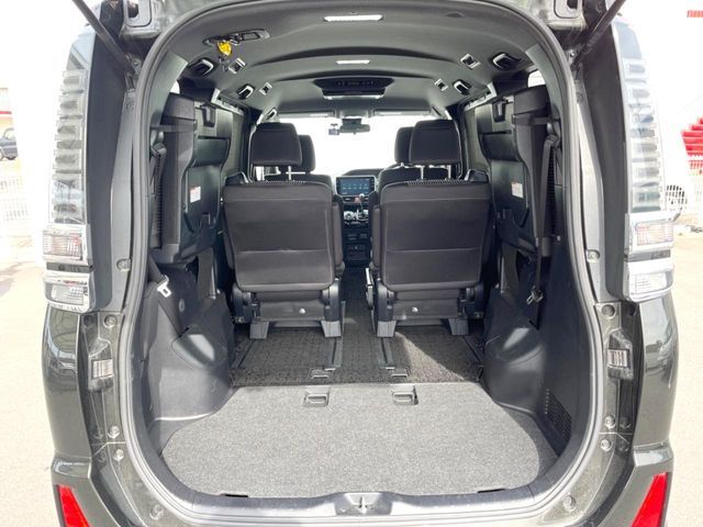 後席を格納すると、これだけの広さが！シーンに合わせたシートアレンジで、大きな荷物も積むことが出来ます♪