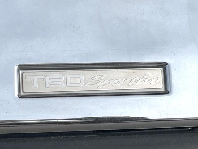 【TRDエアロ】人気のTRDエアロを装備！クルマの外観がよりスタイリッシュになり、街中で存在感あふれる1台に♪将来買い替える時にもリセールに影響しやすく、価値ある人気の装備です！