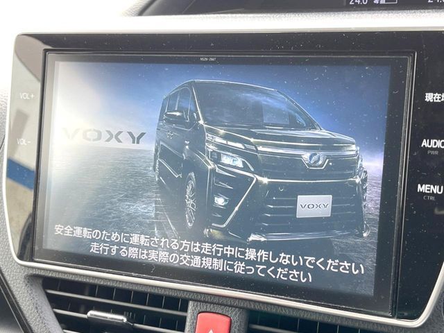 【純正10インチナビ】人気の純正ナビを装備。オーディオ機能も充実しており、Bluetooth接続すればお持ちのスマホやMP3プレイヤーの音楽を再生可能！毎日の運転がさらに楽しくなります！！