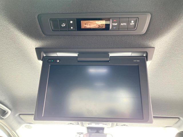 【フリップダウンモニター】大画面モニターで後席でもエンタメをお楽しみいただけます。小さなお子様にも大人気の装備です♪