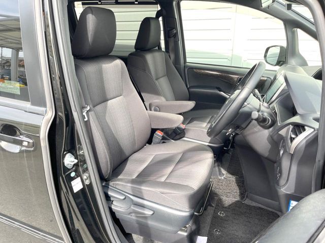 運転席シート廻りは使用感も少なく、良好な状態となっています。丁寧に使われていたことがよくわかりますね。