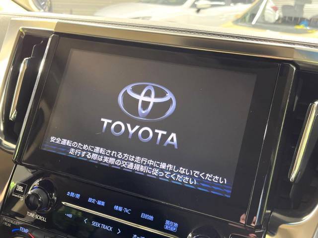 【メーカー純正ナビ】インテリアに溶け込むスタイリッシュな「専用設計」メーカーナビを装備♪視認性や操作性など基本性能にも優れ、より上質なカーライフをお楽しみいただけます。