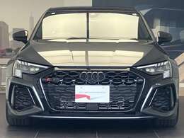 徹底的にシンプルながらも、際立つ個性。Audiの象徴的なシングルフレームグリムは、実は日本人デザイナーがデザインしたものです。